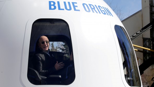 Peste 76.000 de persoane au semnat o petiţie ca Jeff Bezos să nu se mai întoarcă pe Pământ